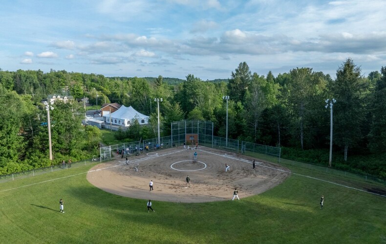 Joignez-vous à la ligue de balle-molle de Sainte-Anne-des-Lacs